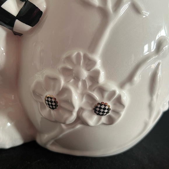 MacKenzie-Childs White Rabbit Ceramic Climbing Bunnies Vase. 1 small flaw. 🐰 - Picture 12 of 16